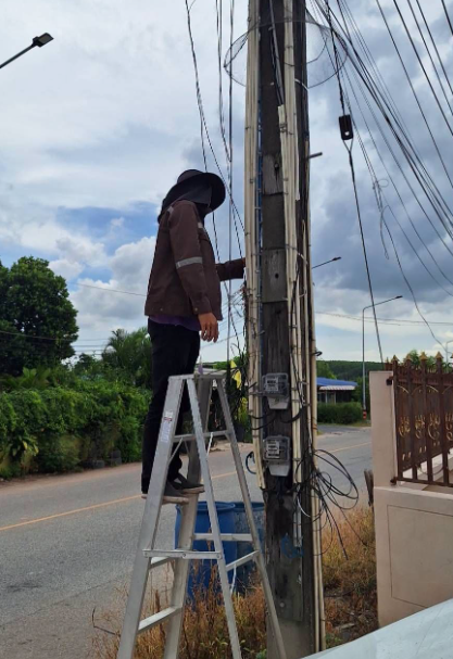  เจ้าหน้าที่กองช่าง ลงพื้นที่ดำเนินการติดตั้งกระจกโค้งบริเวณถนนมัสยิดนูรุ้ลอิสลาม หมู่ที่ 4 ตำบลบ่อวิน ตามคำร้อง