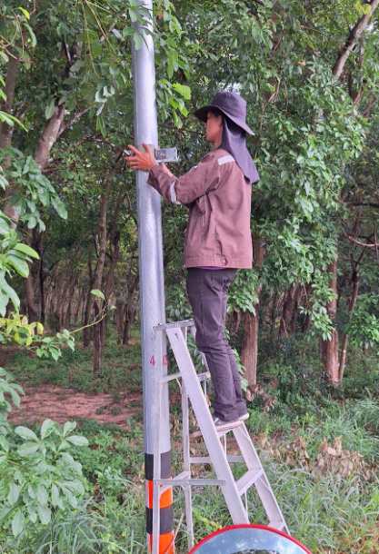  เจ้าหน้าที่กองช่าง ลงพื้นที่ ดำเนินการติดตั้งกระจกโค้งบริเวณถนนป้าทร-วัดศรีพุมโพธิ์ หมู่ที่ 7 ตำบลบ่อวิน ตามคำร้อง