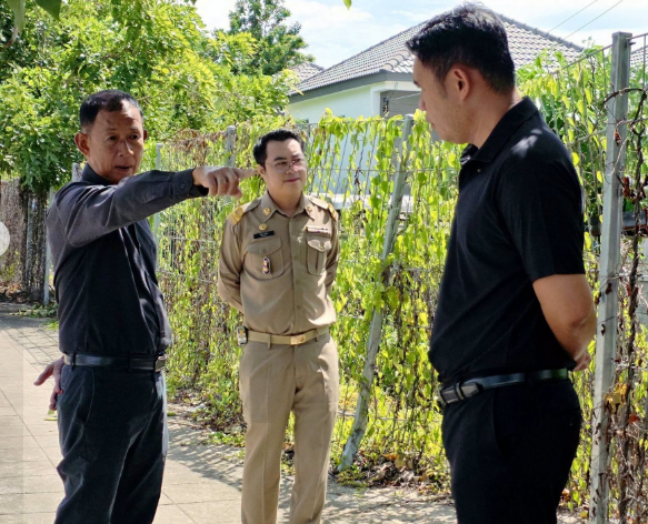 ลงพื้นที่ เตรียมดำเนินการขุดลอกรางระบายน้ำ พร้อมกำจัดวัชพืชโดยรอบ