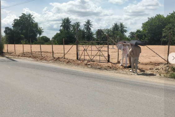 ลงพื้นที่ตรวจสอบ กรณีได้รับคำร้องน้ำท่วมขังบริเวณไหล่ทางซอยบุญส่ง เจ้าหน้าที่ประสานเจ้าของที่ให้ทำการแก้ไขต่อไป