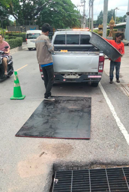 เจ้าหน้าที่กองช่าง ลงพื้นที่แก้ไขซ่อมแซมปากบ่อพักชำรุดทรุดตัว ถนนซอยหน้าหมู่บ้าน เอมัสท์ หมู่ที่ 3 ตำบลบ่อวิน
