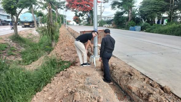 ตรวจความคืบหน้าโครงการก่อสร้างถนนคอนกรีตเสริมเหล็กพร้อมเกาะกลางถนน สายเทิดพระเกียรติ 2 หมู่ที่ 3,7 ตำบลบ่อวิน และติดตั้งเสาไฟฟ้าส่องสว่าง (กิ่งเดี่ยว)  (งบ อบจ.)