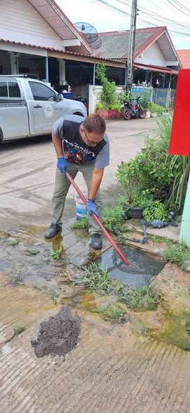 ลงพื้นที่ลอกท่อระบายน้ำ หมู่บ้านตะวันวิลล์ 2 หมู่ที่ 6 ตำบลบ่อวิน เนื่องจากท่ออุดตันทำให้ระบายน้ำไม่สะดวก
