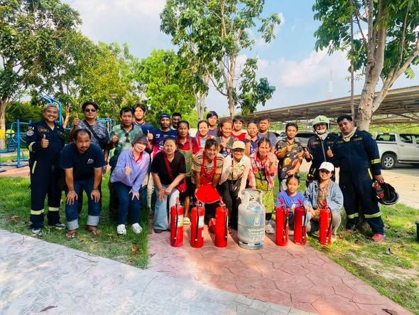 งานป้องกันและบรรเทาสาธารณภัย สอนดับเพลิงขั้นต้น และแนะนำวิธการใช้ถังดับเพลิงชนิดผงเคมีแห้ ให้กับ พนักงาน แม่บ้านคอนโดลีโอเรสซิเดนซ์  ตามคำร้อง