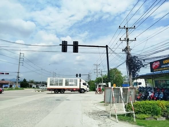 เจ้าหน้าที่กองช่าง ตรวจสอบระบบสัญญาณไฟจราจรสี่แยกชุมนุมกลาง(สี่แยกไฟแดงหนองก้างปลา) เบื้องต้นจากการตรวจสอบระบบได้กลับมาใช้งานได้เป็นปกติแล้ว 