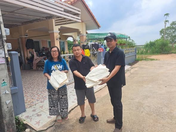 ลงพื้นที่เก็บขยะเปียก ประเภทผัก เศษอาหาร เพื่อนำไปทำปุ๋ยอินทรีย์ พร้อมมอบถุงปลูกให้สมาชิกที่เข้าร่วมโครงการ เพื่อแจกปุ๋ยอินทรีย์ให้กับประชาชนต่อไป