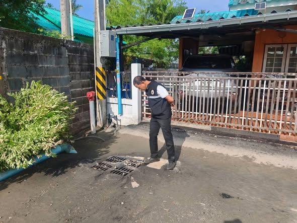 องค์การบริหารส่วนตำบลบ่อวิน ลงพื้นที่ตรวจสอบคราบไขมัน บริเวณหมู่บ้านเทพประทานพร 2​  หมู่ที่ 3 ตำบลบ่อวิน ตามคำร้อง