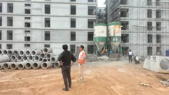  กองช่าง ลงพื้นที่ตรวจสอบคำร้องฝุ่นละอองจากไซต์งานก่อสร้างอาคารพักอาศัยรวมกิตตินครข้างคอนโดลีโอ โป่งสะเก็ด หมู่ที่ 3 