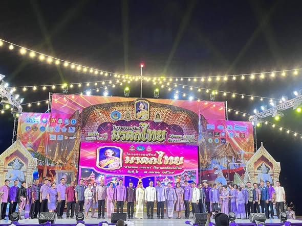 ร่วมกิจกรรม “ภูมิใจแต่งไทยทั้งแผ่นดิน” โดยมีวัตถุประสงค์เพื่อส่งเสริมให้ข้าราชการเจ้าหน้าที่ของรัฐ และประชาชนสวมใส่ชุดไทยพระราชนิยม ชุดไทยพระราชทาน ชุดผ้าไทย และชุดผ้าพื้นเมืองตามอัตลักษณ์ของแต่ละท้องถิ่นอย่างเหมาะสมในชีวิตประจำวัน ณ บริเวณลานกิจกรรมสามแยกพัทยากลาง ชายหาดพัทยา