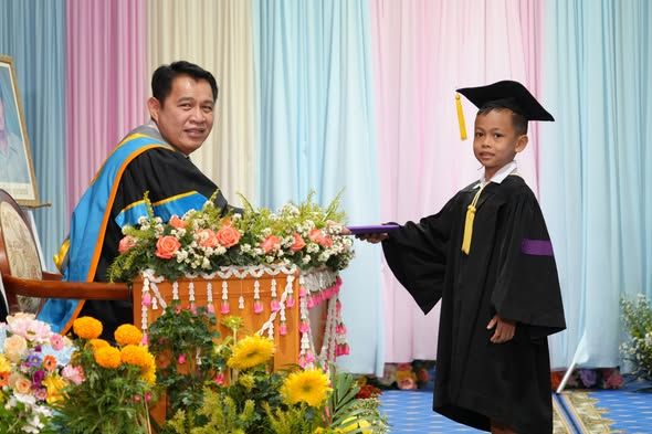  ร่วมพิธีมอบใบประกาศนียบัตรแด่ผู้สำเร็จการศึกษา ประจำปีการศึกษา 2568