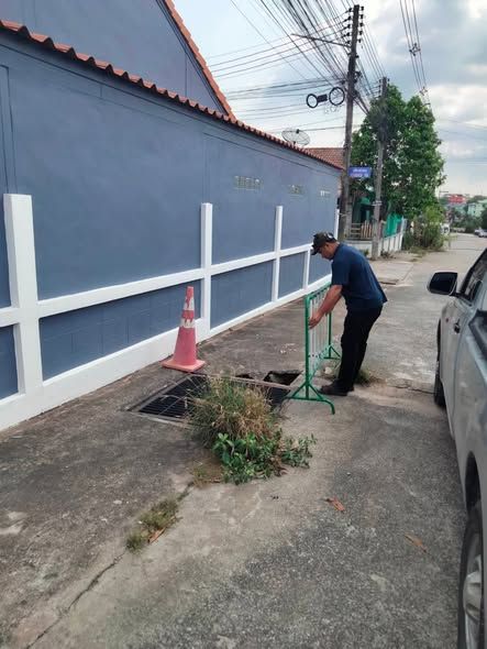  มอบหมายให้ เจ้าหน้าที่กองช่าง ดำเนินการวางแผงกั้นเพื่อความปลอดภัย กรณีถนนทรุดตัว ม.เอ็กเซล