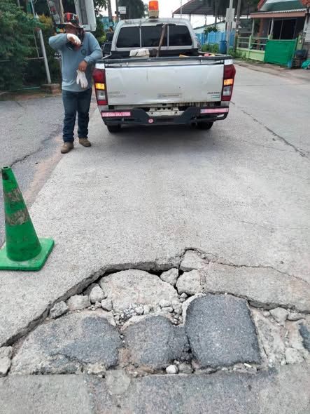  มอบหมายให้ เจ้าหน้าที่กองช่าง ดำเนินการซ่อมผิวจราจรชำรุด 5 แยก ม.แสงอนันต์