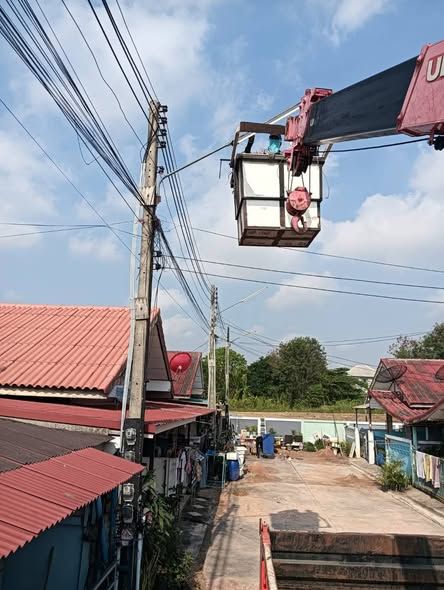 มอบหมายให้ เจ้าหน้าที่กองช่าง ลงพื้นที่ ดำเนินการซ่อมไฟส่องสว่าง หมู่บ้านตะวันวิลล์ 2 หมู่ที่ 6 ตำบลบ่อวิน ตามคำร้อง