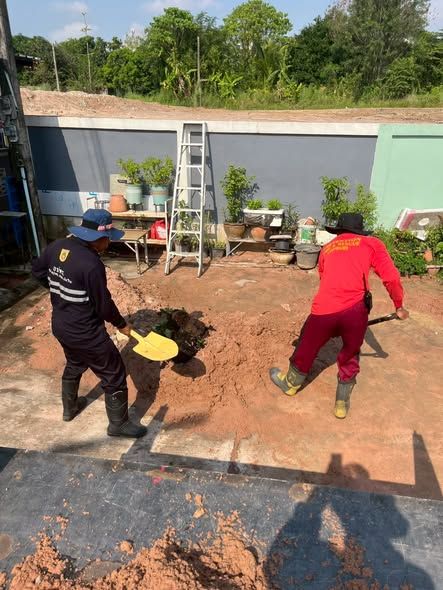  มอบหมายให้งานป้องกันและบรรเทาสาธารณภัย สำนักปลัด ให้การช่วยเหลือในการตักทรายที่ไหลกองบนถนนออก พร้อมล้างทำความสะอาดถนนและบ้านเรือนของประชาชนที่โดนน้ำท่วม หมู่บ้านตะวันวิลล์ 2 หมู่ที่ 6 ตำบลบ่อวิน