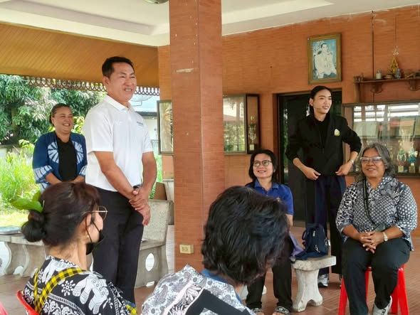 มอบหมายให้นายเกษมสิทธิ์  หมื่นธนัทพงศ์  รองนายกองค์การบริหารส่วนตำบลบ่อวิน กองสวัสดิการสังคม นำโดยนางอาภรณ์  แหวนเพ็ชร ผู้อำนวยการกองสวัสดิการสังคม พร้อมเจ้าหน้าที่ ลงพื้นที่ร่วมกับนายวิโรจน์ พรมจาด สมาชิกสภาองค์การบริหารส่วนตำบลบ่อวิน หมู่ที่ 6  ร่วมกิจกรรมสภากาแฟแชร์ความคิดเห็นของรุ่นใหญ่ในบ่อวิน หมู่ที่ 6 ตำบลบ่อวิน