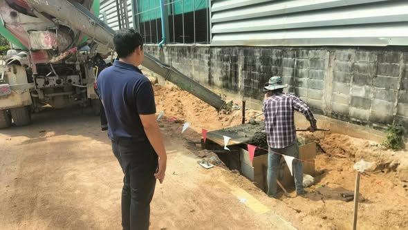 มอบหมายให้ช่างผู้ควบคุมงาน เจ้าหน้าที่กองช่าง ดำเนินการ ลงพื้นที่ตรวจควบคุมงานโครงการวางท่อระบายน้ำซอยข้างหมู่บ้านวินเพลส หมู่4