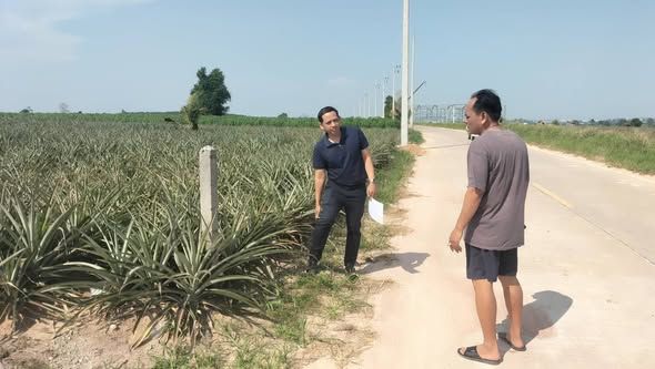 มอบหมายให้ช่างผู้ควบคุมงาน เจ้าหน้าที่กองช่าง ดำเนินการ ลงพื้นที่ตรวจสอบคำร้อง การติดตั้งเสาไฟติดกับเขตแดนของเจ้าของที่ดิน  ก่อนถึงซอยเยาวเรศ หมู่ที่ 4 ตำบลบ่อวิน
