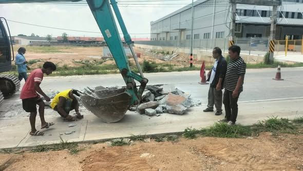 มอบหมายให้ เจ้าหน้าที่กองช่าง ดำเนินการ ลงพื้นที่ตรวจควบคุมงาน งานซ่อมถนนสายไทยรุ่งเรืองสุรศักดิ์