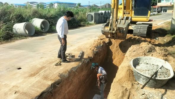ช่างผู้ควบคุมงาน เจ้าหน้าที่กองช่าง ดำเนินการ ลงพื้นที่ตรวจควบคุมงานโครงการวางท่อระบายน้ำเส้นหลังโรงเรียนสวนกุหลาบหมู่ 3