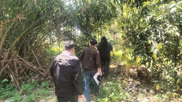ช่างผู้ควบคุมงาน เจ้าหน้าที่กองช่าง ดำเนินการ ลงพื้นที่ตรวจสอบคำร้องหมู่บ้านเดอะเน็กซ์​พื้นที่ข้างเคียงปล่อยน้ำเสียเข้าหมู่บ้าน​ ม.3