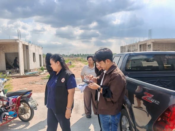 ช่างผู้ควบคุมงาน เจ้าหน้าที่กองช่าง ดำเนินการ ลงพื้นที่ตรวจสอบคำร้องหมู่บ้านเดอะเน็กซ์​พื้นที่ข้างเคียงปล่อยน้ำเสียเข้าหมู่บ้าน​ ม.3