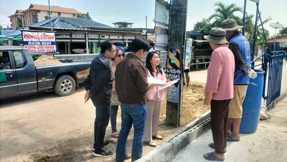 ช่างผู้ควบคุมงาน เจ้าหน้าที่กองช่าง ดำเนินการ ลงพื้นที่ตรวจสอบคำร้องการก่อสร้างถนนทางเข้าออกหอพักรุ้งสีทองหมู่ 3 เบื้องต้นอยู่ในเขตพื้นที่โฉนดที่ดินของตนเองไม่ได้กระทบสิทธิ์ผู้ใดเลยสามารถดำเนินการได้