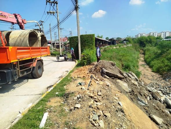  เจ้าหน้าที่กองช่าง ลงพื้นที่ ดำเนินการนำท่อคอนกรีตไปลงหน้างานเตรียมทำกำแพงกันดินบริเวณคลองหน้าหมู่บ้านไลน์ 