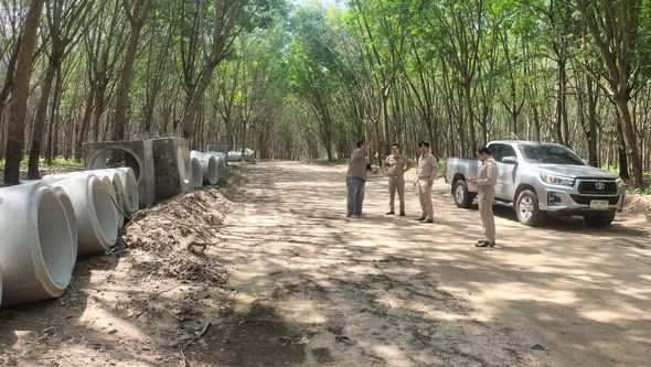 ช่างผู้ควบคุมงาน เจ้าหน้าที่กองช่าง ดำเนินการ ลงพื้นที่ตรวจควบคุมงานโครงการก่อสร้างถนน คสล.พร้อมวางท่อระบายน้ำ เส้นผู้ใหญ่สำราญเชื่อม อบต. ปลวกแดง