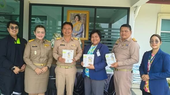 พยาบาลวิชาชีพชำนาญการ รับมอบ อุปกรณ์ทางการแพทย์ จากโรงพยาบาลพญาไทบ่อวิน ที่ได่สนับสนุนอุปกรณ์ทางการแพทย์ แผ่น AED จำนวน 5 ชุด 