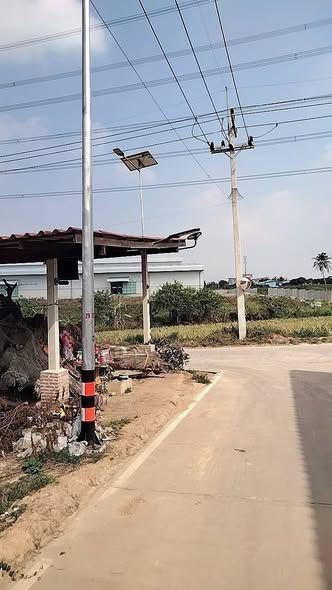  เจ้าหน้าที่กองช่าง ลงพื้นที่ ดำเนินการติดตั้งกระจกโค้งเส้นบ้านป้าเม่า