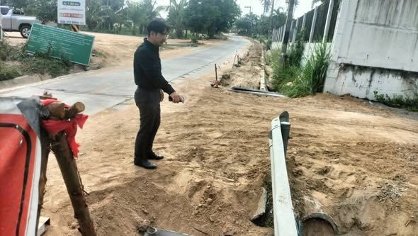 ช่างผู้ควบคุมงาน เจ้าหน้าที่กองช่าง ดำเนินการตรวจงานโครงการวางท่อระบายน้ำคอนโด top hill เส้นหลังโรงเรียนสวนกุหลาบ หมู่ 3