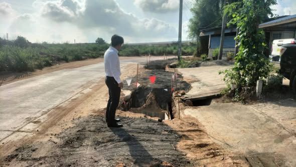 ช่างผู้ควบคุมงาน เจ้าหน้าที่กองช่าง ดำเนินการตรวจงานโครงการวางท่อระบายน้ำคอนโด top hill เส้นหลังโรงเรียนสวนกุหลาบ หมู่ 3