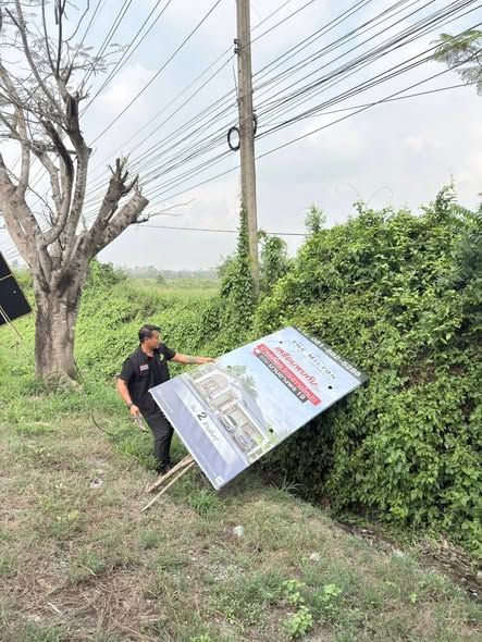 เจ้าหน้าที่เทศกิจ ดำเนินการปฏิบัติหน้าที่จัดเก็บป้ายโฆษณาที่ล้ม และพังชำรุด ในเขตพื้นที่องค์การบริหารส่วนตำบลบ่อวิน