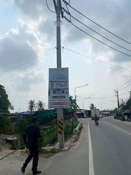เจ้าหน้าที่เทศกิจ ดำเนินการจัดเก็บป้ายโฆษณาที่ล้ม และที่ติดตั้งตามเสาไฟฟ้า ในเขตพื้นที่องค์การบริหารส่วนตำบลบ่อวิน