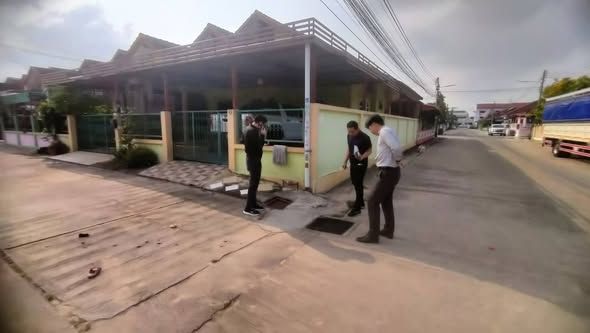 ช่างผู้ควบคุมงาน เจ้าหน้าที่กองช่าง ลงพื้นที่ตรวจสอบคำร้องท่อระบายน้ำอุดตันหมู่บ้านตะวันวิลล์ 2