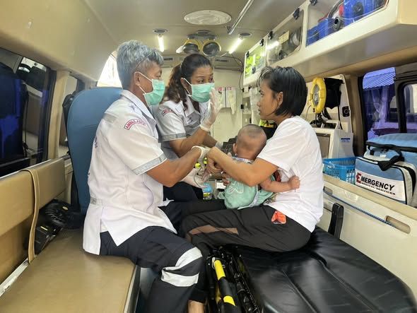 จัดทีมเจ้าหน้าที่ศูนย์กู้ชีพองค์การบริหารส่วนตำบลบ่อวิน จัดรถรับผู้ป่วยฉุกเฉิน (EMS)