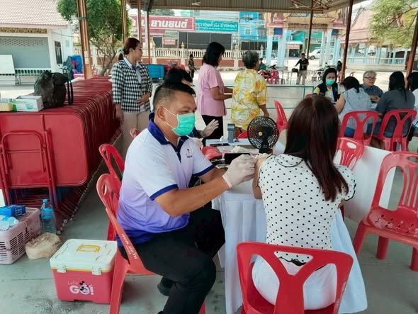 ลงพื้นที่ร่วมกิจกรรมการให้บริการฉีดวัคซีนป้องกันโรคไข้หวัดใหญ่ ให้กับประชาชน 7 กลุ่มเสี่ยง ในเขตพื้นที่องค์การบริหารส่วนตำบลบ่อวิน โดยเจ้าหน้าที่ศูนย์บริการสาธารณสุข 1 องค์การบริหารส่วนตำบลบ่อวิน