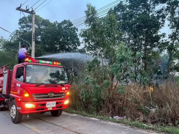 นำรถดับเพลิง ระงับเหตุเพลิงไหม้หญ้า ข้างหอพักเหมืองเงิน