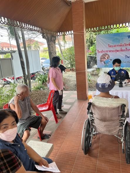 ลงพื้นที่ร่วมกิจกรรมการให้บริการฉีดวัคซีนป้องกันโรคไข้หวัดใหญ่ ให้กับประชาชน 7 กลุ่มเสี่ยง ในเขตพื้นที่องค์การบริหารส่วนตำบลบ่อวิน โดยเจ้าหน้าที่ศูนย์บริการสาธารณสุข 1 องค์การบริหารส่วนตำบลบ่อวิน