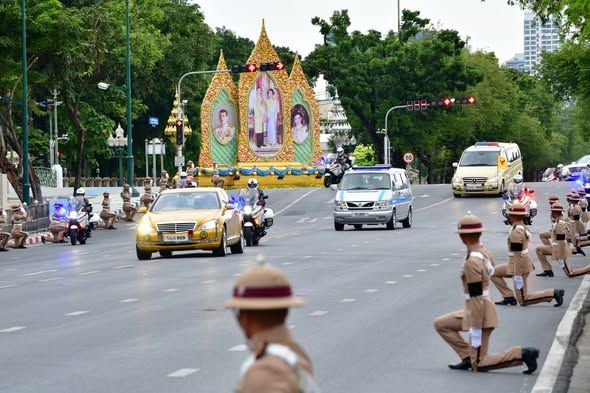 ประมวลภาพประวัติศาสตร์ ขบวนเคลื่อนพระบรมศพ สมเด็จพระนางเจ้าสิริกิติ์ พระบรมราชินีนาถ พระบรมราชชนนีพันปีหลวง จากอาคารภูมิสิริมังคลานุสรณ์ โรงพยาบาลจุฬาลงกรณ์