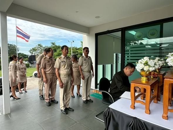 ร่วมลงนามถวายความอาลัย สมเด็จพระนางเจ้าสิริกิติ์ พระบรมราชินีนาถ พระบรมราชชนนีพันปีหลวง เบื้องหน้าพระฉายาลักษณ์ ณ ที่ทำการองค์การบริหารส่วนตำบลบ่อวิน