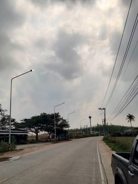 เจ้าหน้าที่กองช่าง ดำเนินการตรวจสอบไฟฟ้าส่องสว่าง ถนนสายบ้านป้าทร- วัดศรีพุ่มโพธิ์ หมู่ที่ 7 ตำบลบ่อวิน