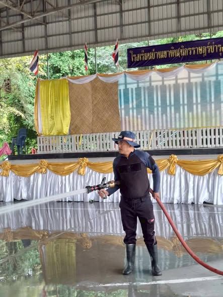 ฉีดล้างทำความสะอาดโดมโรงเรียนบ้านเขาหิน (นิกรราษฎร์บำรุง)