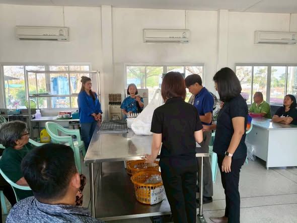 กองสวัสดิการสังคม นำโดยนางอาภรณ์ แหวนเพ็ชร  ผู้อำนวยการกองสวัสดิการสังคมพร้อมเจ้าหน้าที่กองสวัสดิการสังคม  ร่วมกับพัฒนาชุมชนอำเภอศรีราชาอบรมอาชีพ (การทำผ้ามัดย้อม) ให้กับกลุ่มออมทรัพย์เพื่อการผลิตบ้านพันเสด็จใน 
