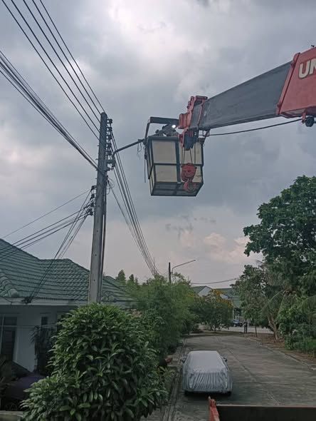  เจ้าหน้าที่กองช่าง นำรถกระเช้าให้การช่วยเหลือซ่อมแซมไฟฟ้าส่องสว่างหมู่บ้านพฤกษ์พิมาน  หมู่ที่ 3 ตำบลบ่อวิน ตามคำร้อง