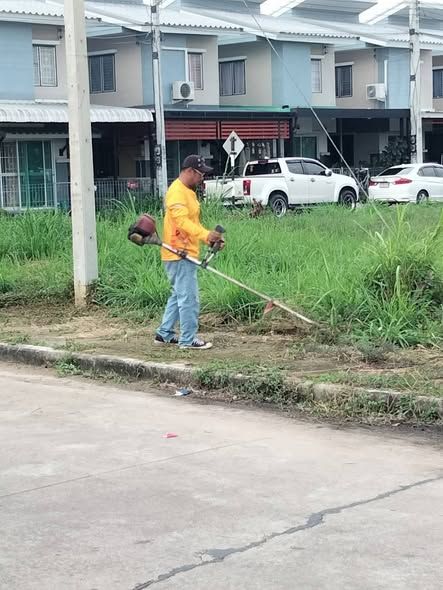 ดำเนินการตัดหญ้าริมฟุตบาททางเข้า-ออก หมู่บ้านเคหะ -เอื้ออาทร หมู่ที่ 6 ตำบลบ่อวิน