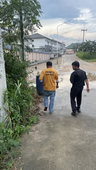  เจ้าหน้าที่กองช่าง นำเครื่องจักรลงพื้นที่ดำเนินการเปิดร่องน้ำ บริเวณสะพานหมู่บ้านพฤกษ์พิมาน หมู่ที่ 3 ตำบลบ่อวิน