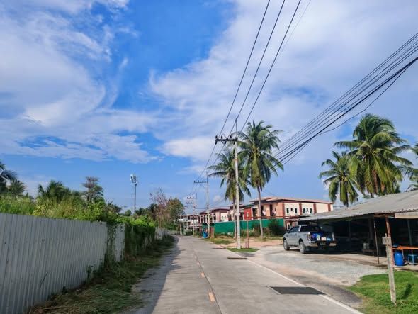  ดำเนินการตัดหญ้าสองข้างทาง บริเวณถนนเส้นเทพประทานพร 8 และ​เส้นห้วยปราบ-โป่งสะเก็ด​ ช่วงหน้าคอนโดลีโอ หมู่ที่ 3 ตำบลบ่อวิน