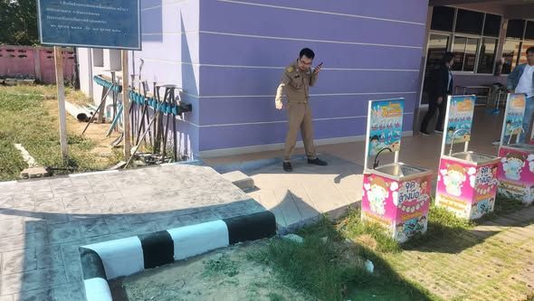 ช่างผู้ควบคุมงาน ลงพื้นที่ตรวจงานโครงการทางเดินเท้าและหลังคาเชื่อมระหว่างอาคารโรงเรียนบ้านพันเสด็จใน หมู่ที่ 4 ตำบลบ่อวิน