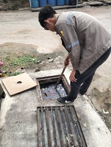 เจ้าหน้าที่กองช่าง ลงพื้นที่ตรวจสอบแก้ไขท่อระบายน้ำอุดตันหมู่บ้านกัลรดา หมู่ที่ 6 ตำบลบ่อวิน พบสิ่งปฏิกูลอุดตัน และระบบปั๊มสูบน้ำทิ้งทำงานปกติ